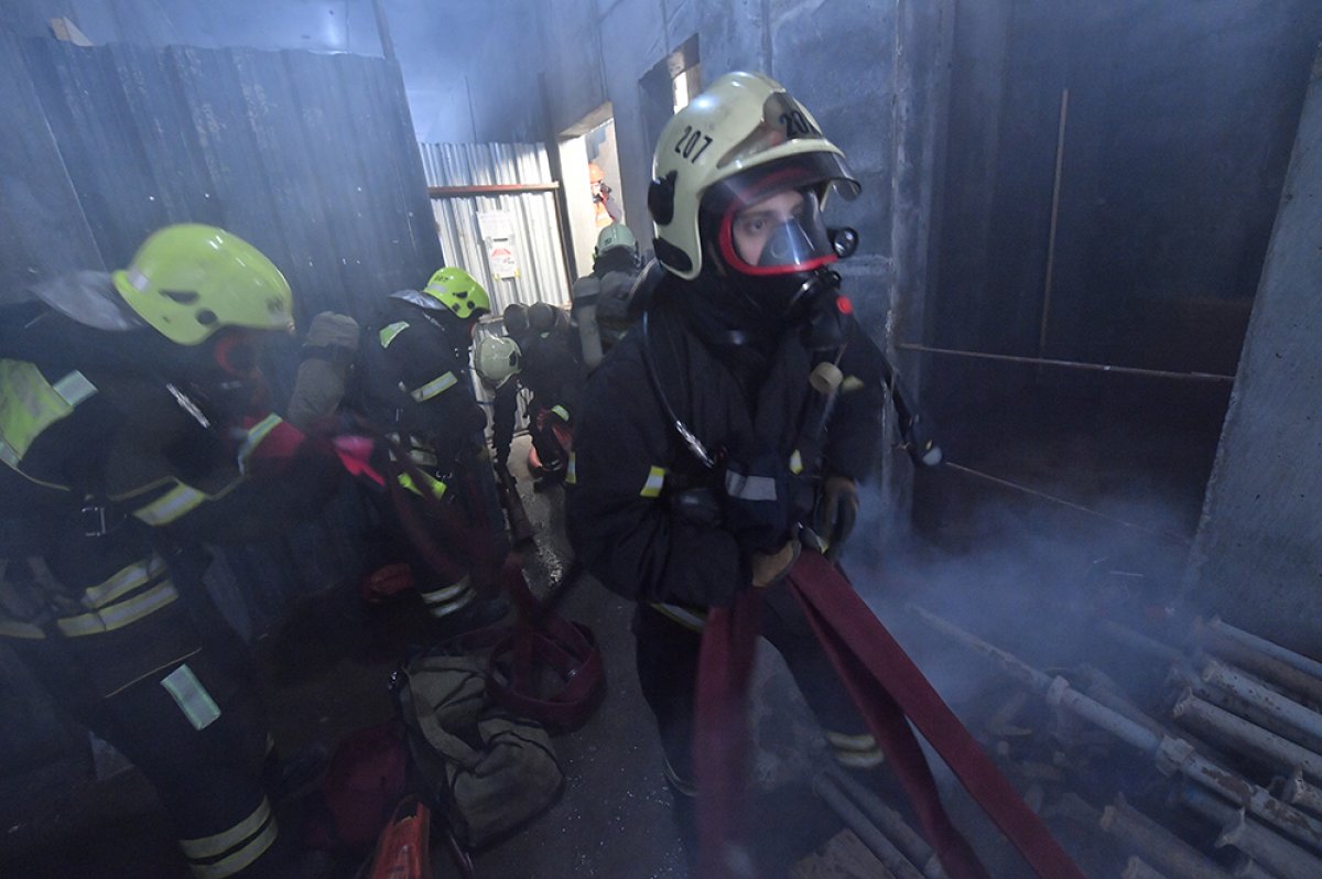 В поселке Тымовское на Сахалине горит многоквартирный дом