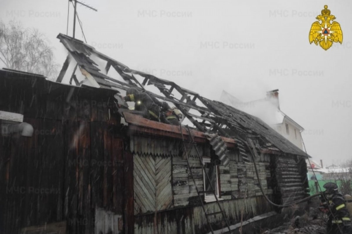 Частный дом и две квартиры загорелись в Брянске