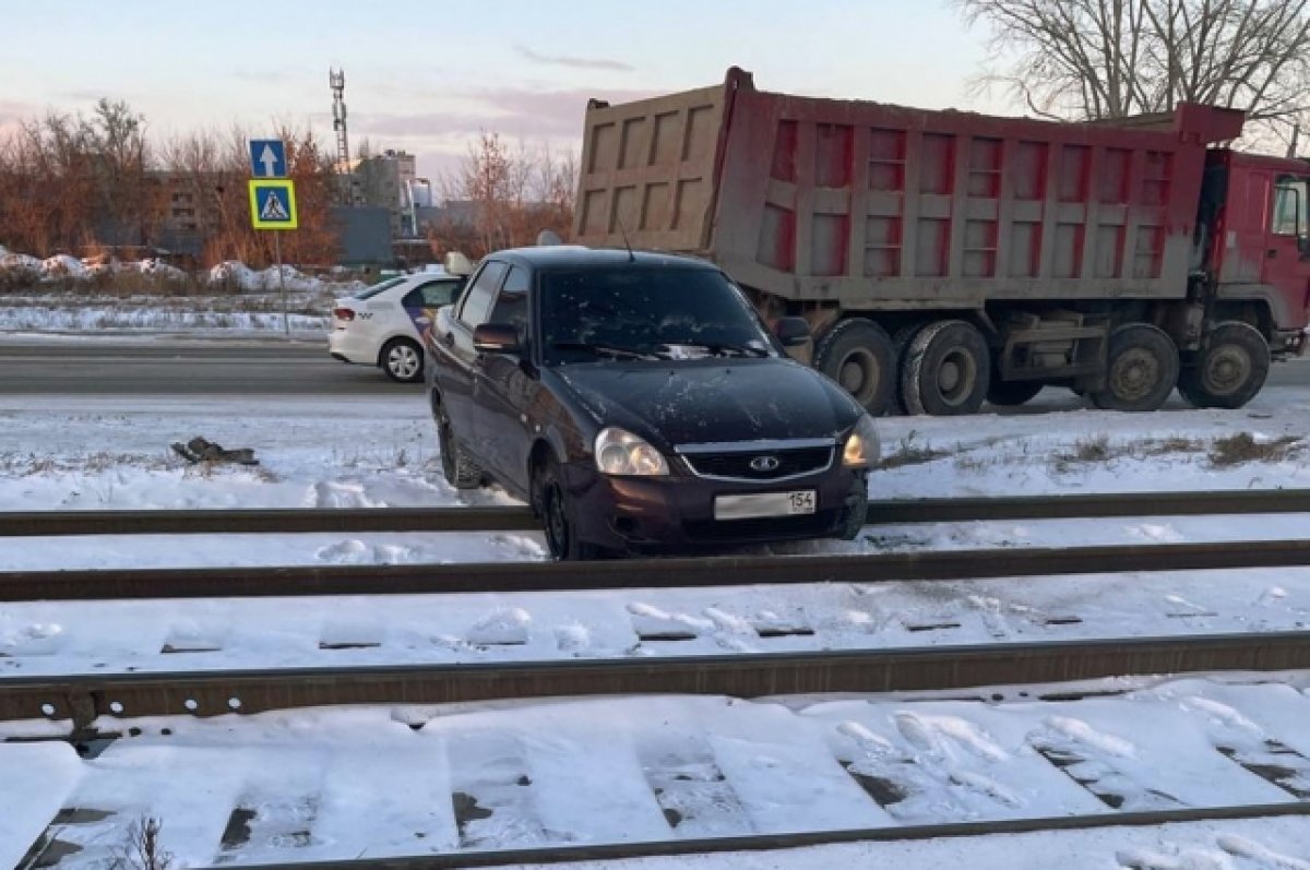 В Новосибирске водитель Lada Priora застрял на трамвайных путях | АиФ  Новосибирск