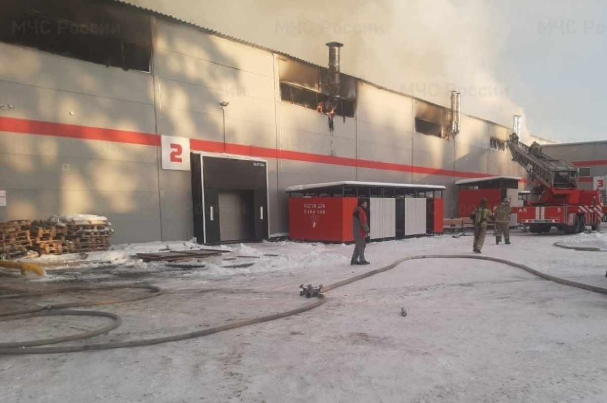 Пожар произошел на мебельном складе в Екатеринбурге