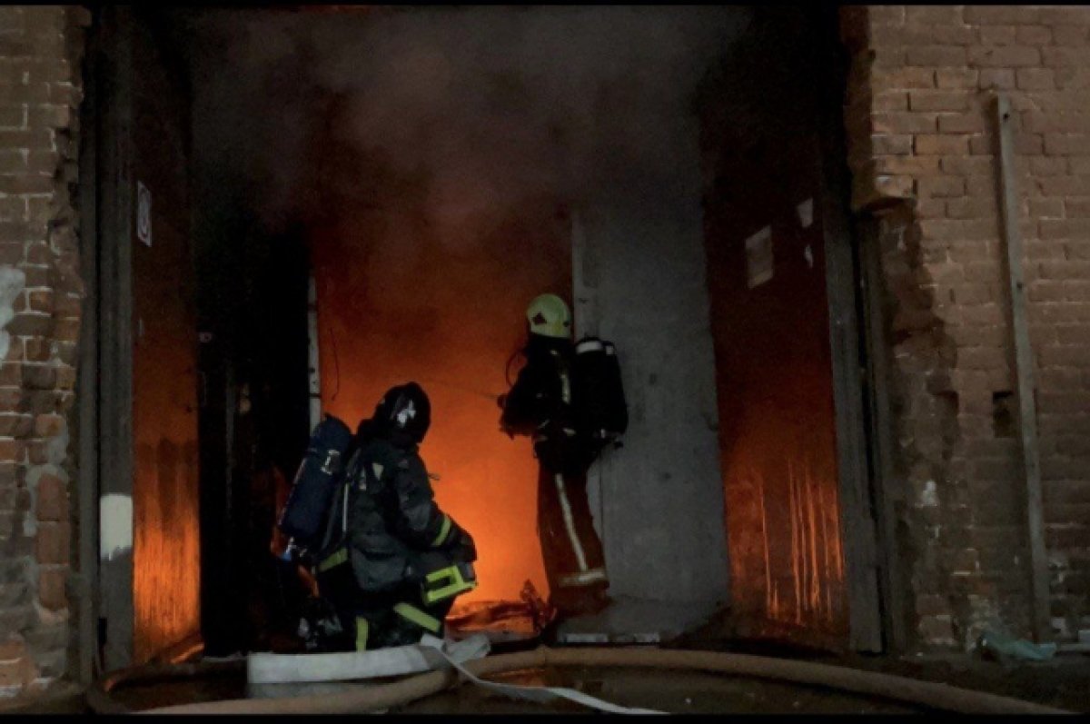 Два человека обратились к медикам после пожара на складе в Москве – СМИ