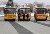 Автобусы поедут по районам и будут доставлять детей в школу. Некоторые юные жители живут в 10-15 километрах от школы и самим добраться до места учебы очень сложно. 