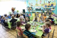 В администрации Оренбурге прокомментировали сокращение воспитателей в детсадах.