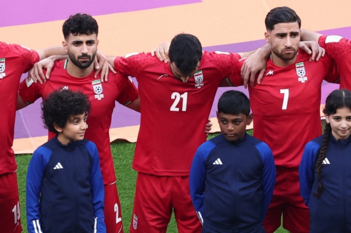 Иранские футболисты не стали петь гимн страны перед матчем в знак протеста
