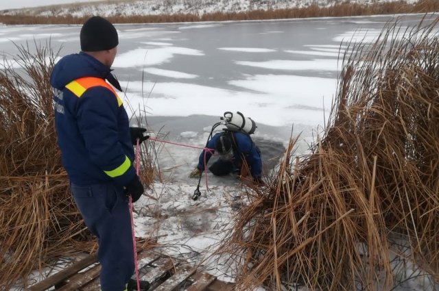 Водолазы АСС искали пропавшего без вести оренбуржца на дне сельского озера.