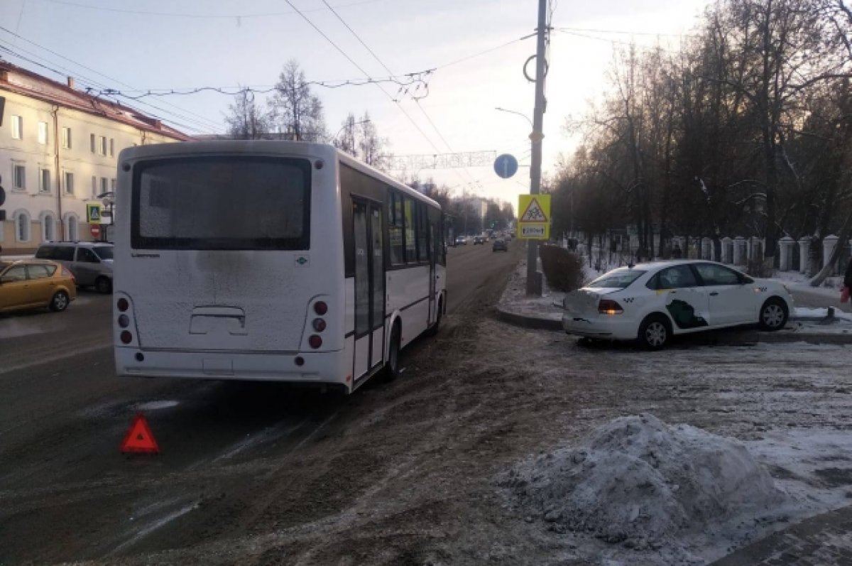 Водитель такси попал в больницу после ДТП с маршруткой в Томске | АиФ Томск