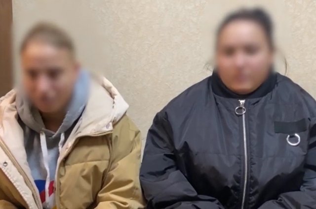 В Оренбурге двое девушек-курьеров мошенников похитили у пенсионеров полмиллиона рублей. 