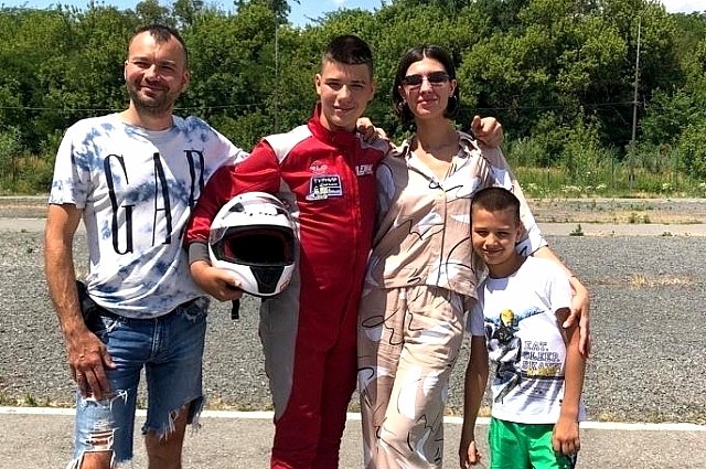 Дружная семья ростовских психологов поддерживала сына Артема на Международном ралли «Шелковый путь» этим летом.