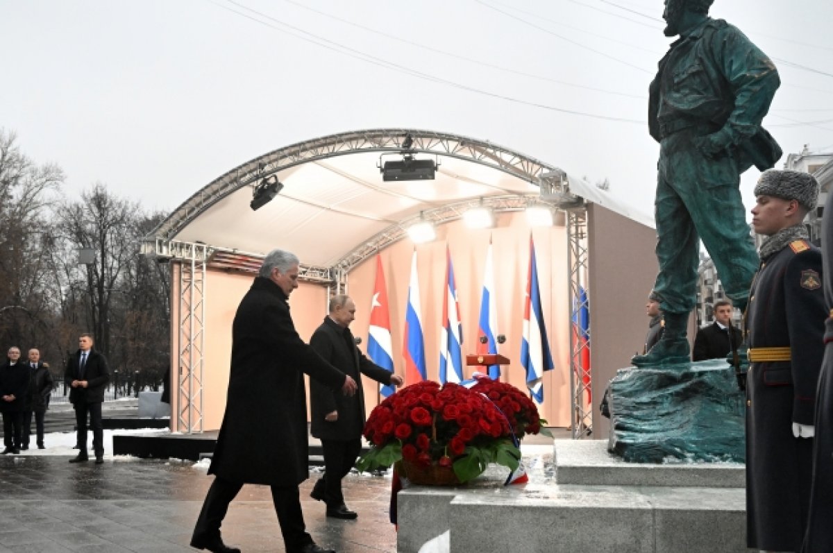 Путин и Диас-Канель открыли памятник Фиделю Кастро в Москве