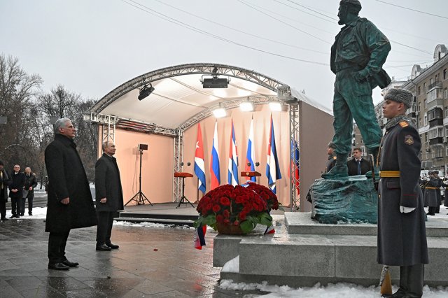 Куба рядом: Владимир Путин открыл памятник Фиделю Кастро в Москве
