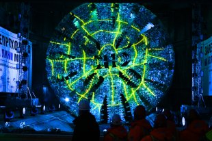 Из хитросплетений схемы московского метро сделали эффектную световую инсталляцию на тоннелепроходческом щите, когда завершилась прокладка тоннеля к станции БКЛ «Кленовый бульвар».