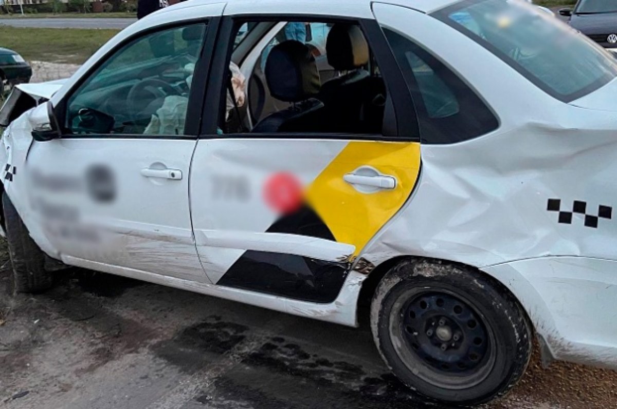 В Шахтах пассажиры избили и ограбили таксиста