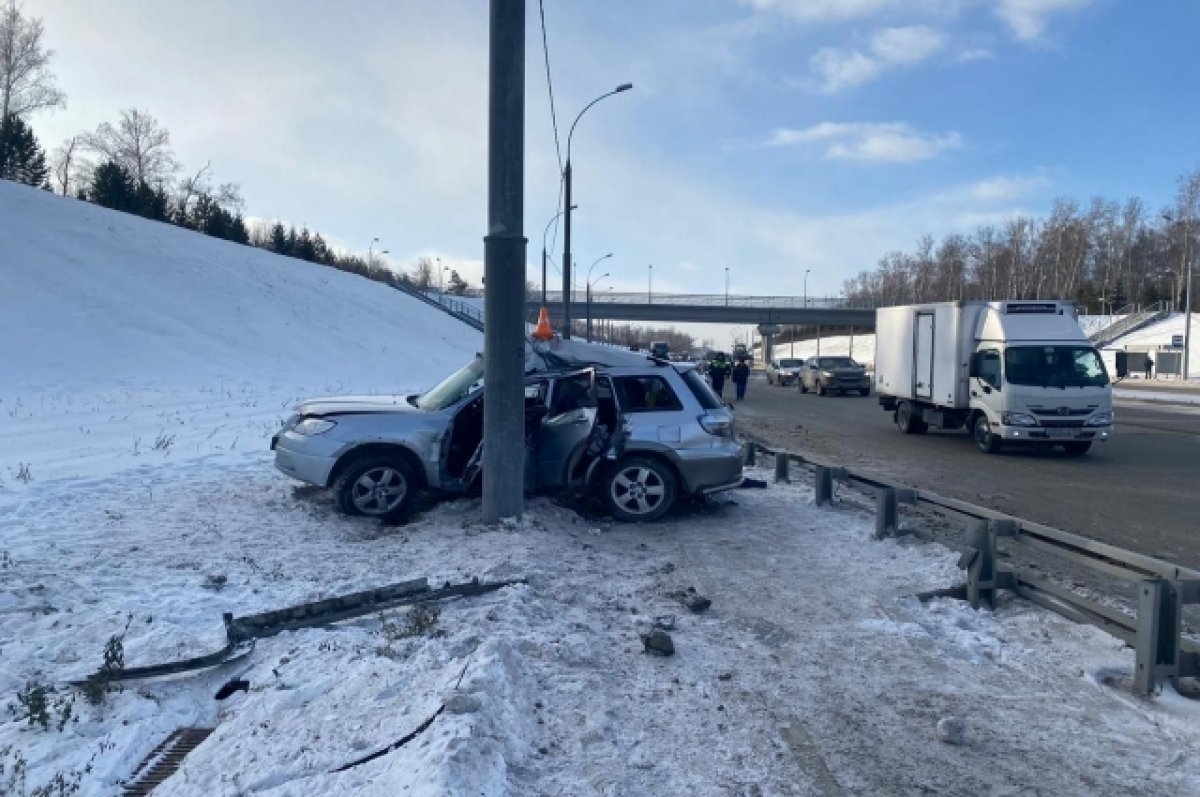 В Новосибирске Mitsubishi на Бугринском мосту врезался в столб | АиФ  Новосибирск