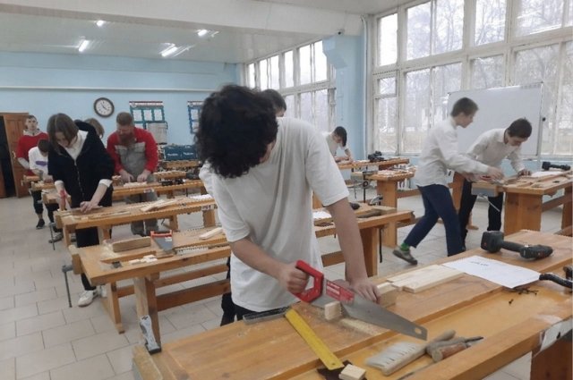 В строительно-технологическом техникуме школьники примеряют на себя роли каменщика, маляра и столяра.