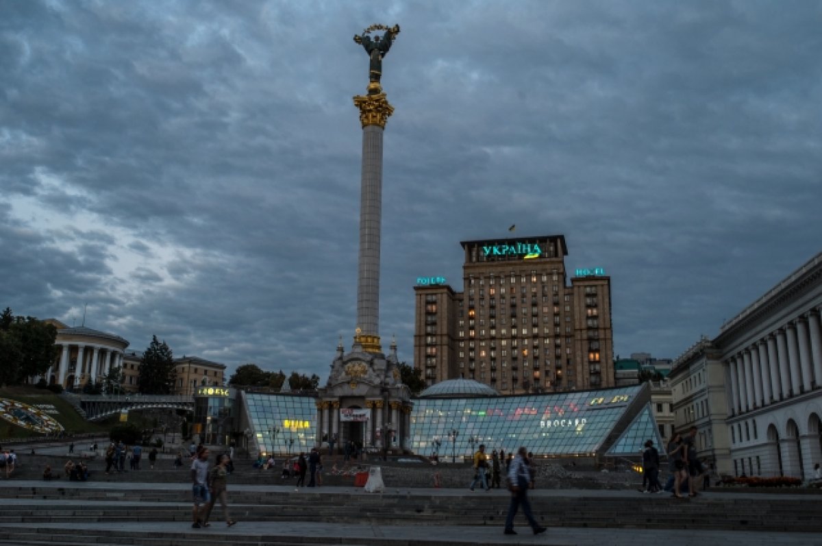 В Киеве фиксируются пробки на дорогах и очереди в магазинах