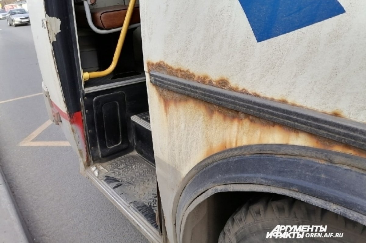 В Барнауле на остановке у пассажирского автобуса №25 загорелось колесо