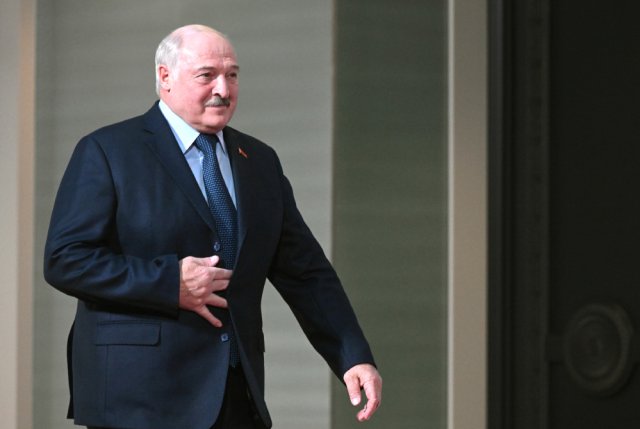 Президент Белоруссии Александр Лукашенко перед началом очередной сессии Совета коллективной безопасности Организации Договора о коллективной безопасности (ОДКБ) в Ереване. 23 ноября 2022. 