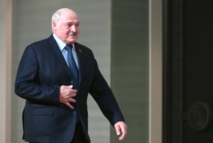 Президент Белоруссии Александр Лукашенко перед началом очередной сессии Совета коллективной безопасности Организации Договора о коллективной безопасности (ОДКБ) в Ереване. 23 ноября 2022.