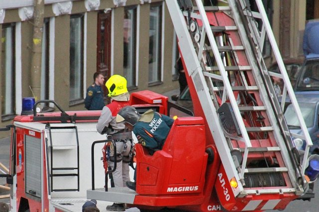 На месте пожара работали 36 человек и 11 единиц техники. 
