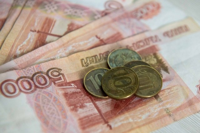 В Красноярске мужчины активнее женщин соглашаются на зарплату в конверте.