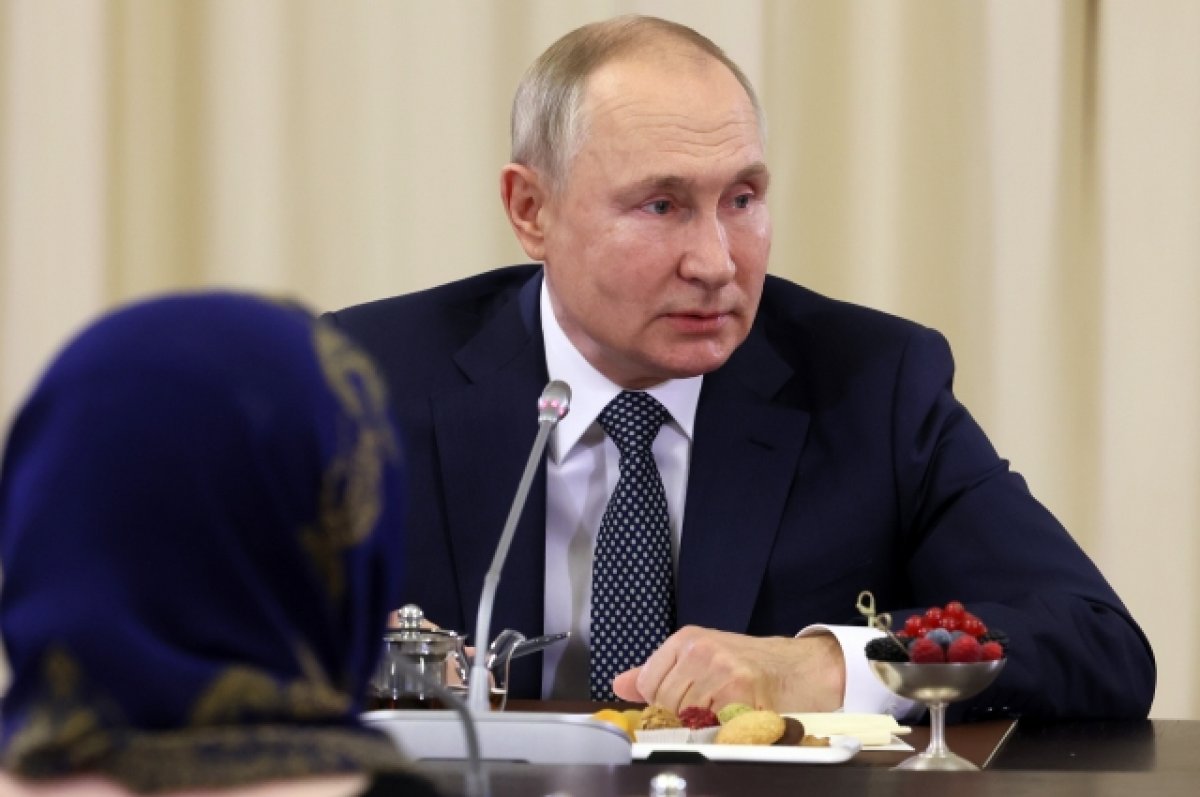 Не надо, нам хватит: Путин - матери, третий сын которой хочет в зону СВО