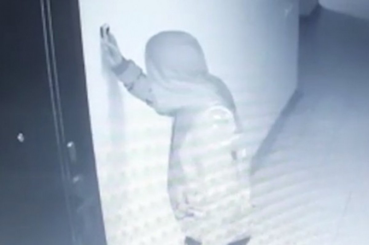 В Батайске мужчина ломился в чужие квартиры и зазывал девочку в лифт