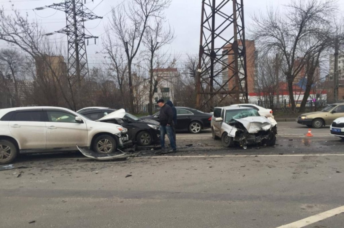 Сразу шесть автомобилей столкнулись в Ростове 25 ноября