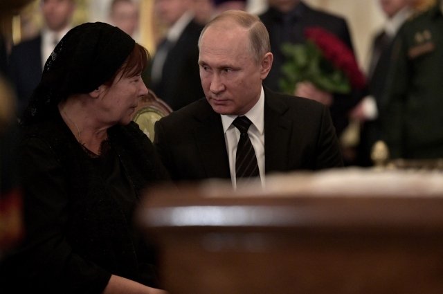 Президент РФ Владимир Путин и вдова С. Говорухина Галина.