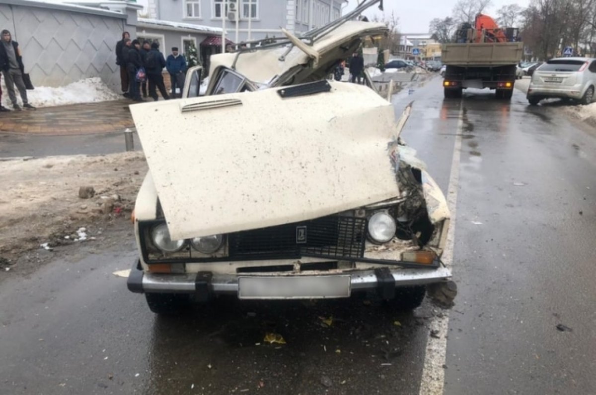 В Клинцах КАМАЗ выскочившим аутригером разорвал вазовскую «шестерку»