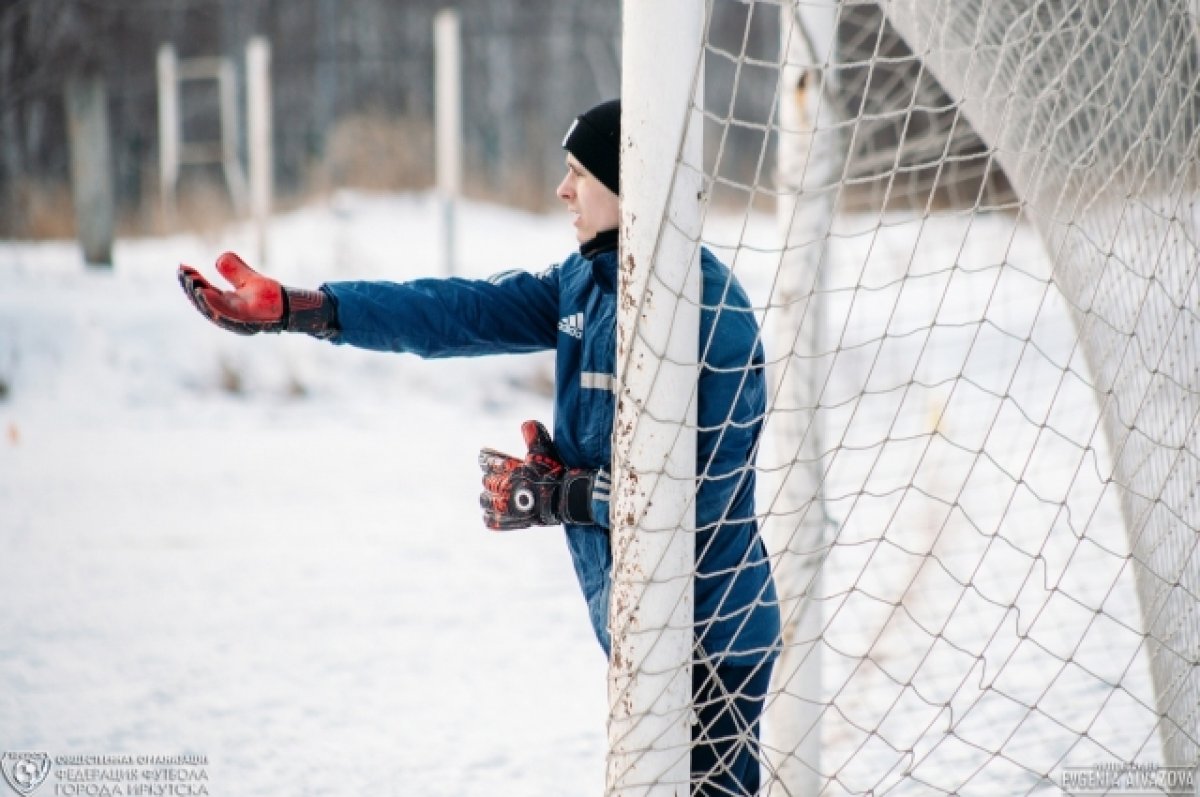 Футбол зимой. Спортивная игра для взрослых зимой. Футбол зимнее первенство баннер. Воронкова зимой.