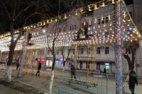 В Оренбурге "строят" новогодний городок