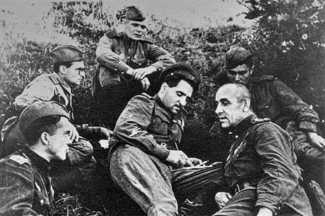 На передовой позиции в 1943 году (Симонов - в центре)