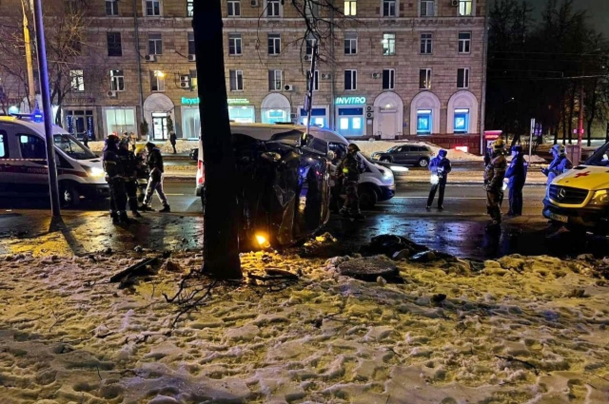 В Москве автомобиль насмерть сбил на тротуаре мать двоих детей