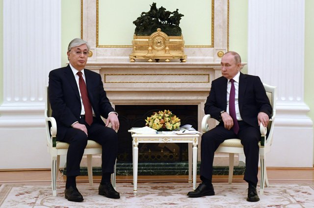 Президент РФ Владимир Путин и президент Республики Казахстан Касым-Жомарт Токаев (слева) во время беседы в Кремле 28 ноября 2022 г.