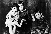 Сергей Дягилев (в центре) провёл детство в Перми и очень скучал по тем временам.
