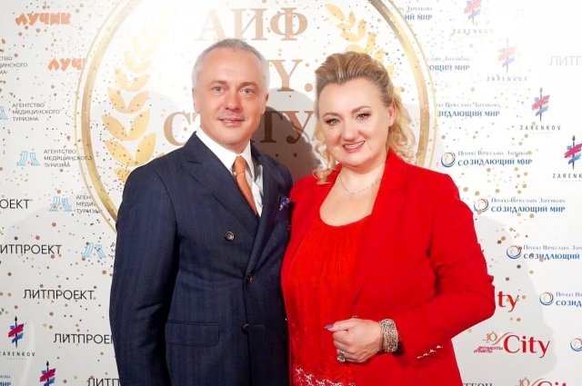 Генеральный директор ИД «АиФ» Руслан Новиков лично поздравил  Анжелу Цапко с получением специальной награды «АиФ-City.Статус».