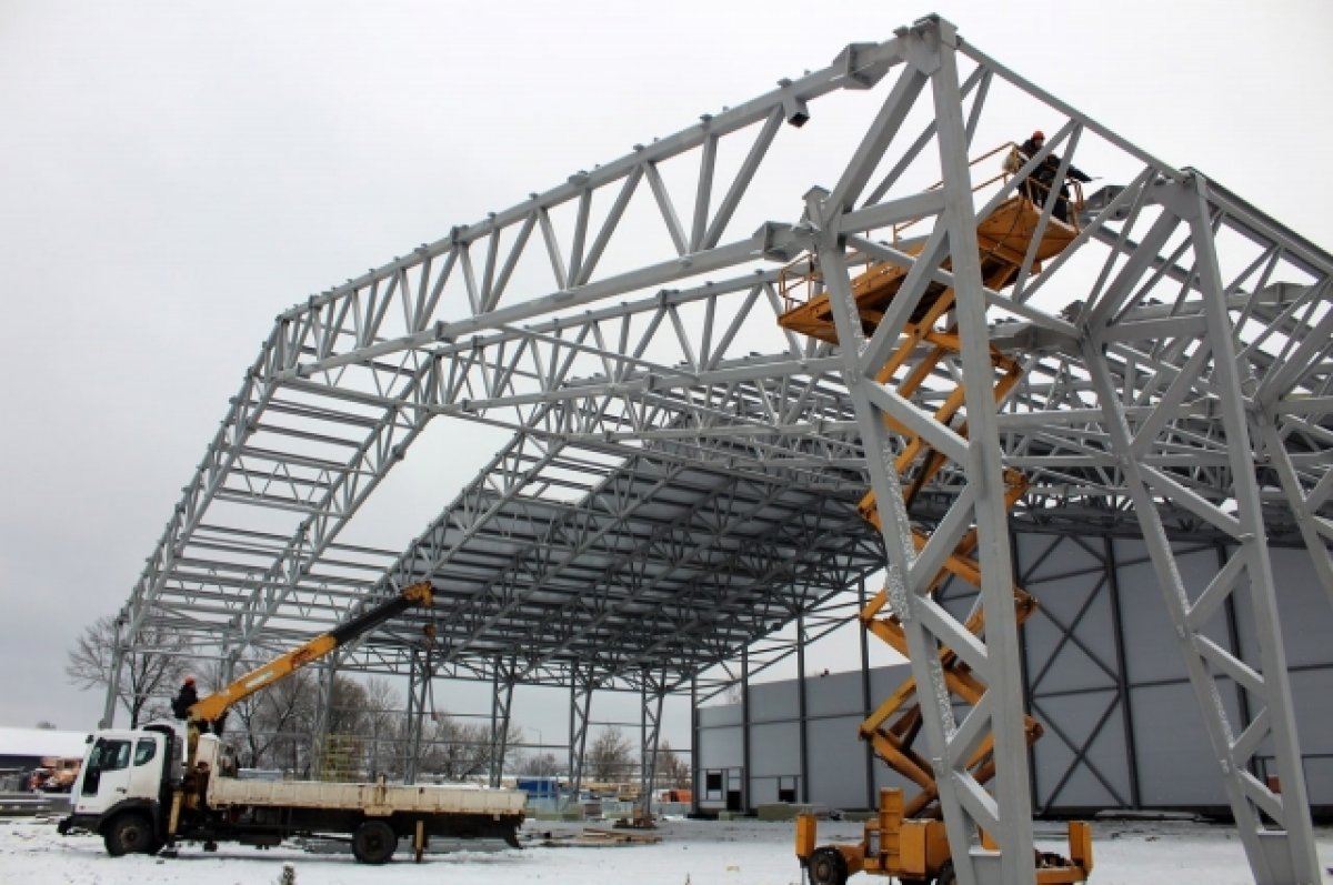 Строители футбольного манежа в Брянске приступили к монтажу конструкций
