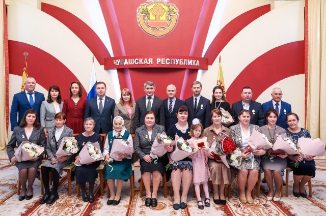 Церемония награждения многодетных семей и матерей. Яковлевы – крайние справа, Зоя Харитонова – вторая с левого края в нижнем ряду.