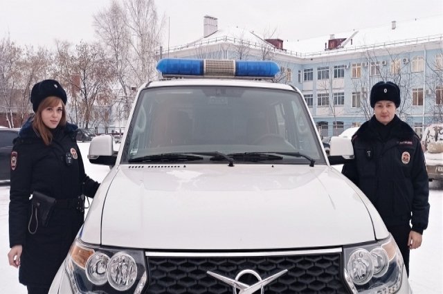 Полицейские взвода патрульно-постовой службы Артем Никонов и Анастасия Бабина помогли быстро найти заблудившуюся женщину.