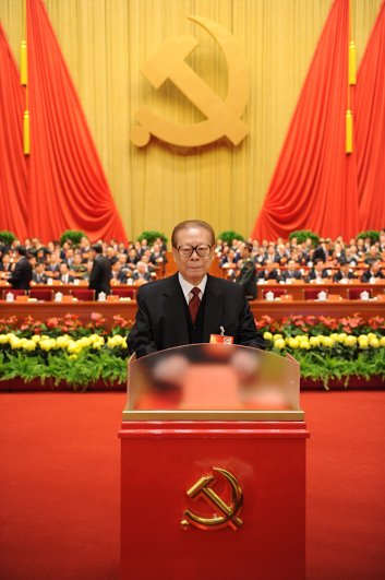 2012 год, Цзян Цзэминь голосует на заключительном заседании 18-го Национального конгресса Коммунистической партии Китая.