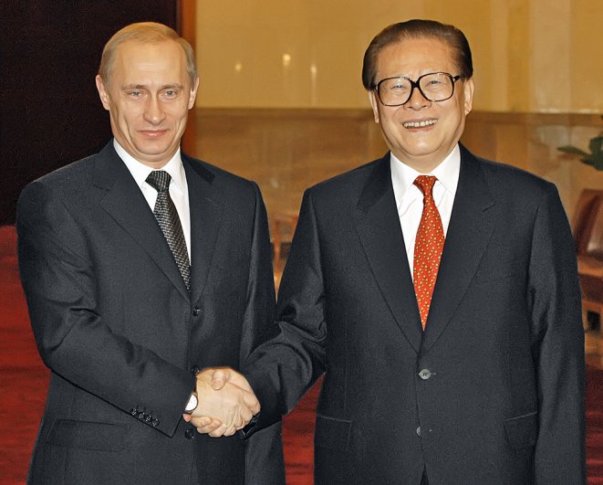 2002 год, президент РФ Владимир Путин, находящийся с официальным визитом в Китае, и председатель КНР Цзян Цзэминь во время торжественной церемонии встречи в Доме народных собраний в Пекине.