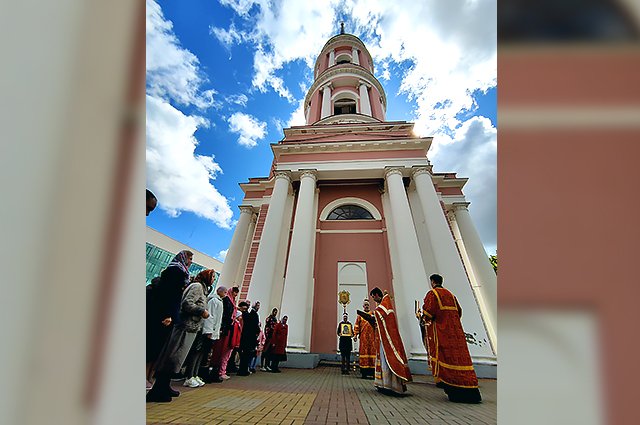 В мае 2022 года на колокольне церкви Жен Мироносиц в Калуге установили новые колокола. Это событие не прошло мимо блогера.