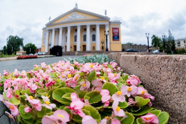 В Челябинске каждое лето высаживают огромное количество цветов.