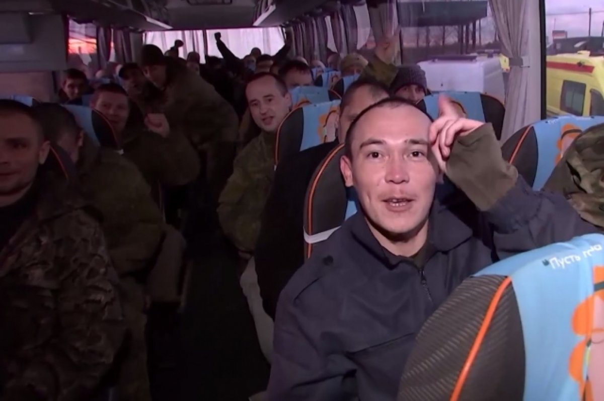 Минобороны показало кадры возвращения освобожденных военных ВС РФ