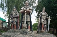 Три богатыря в парке Козельска.