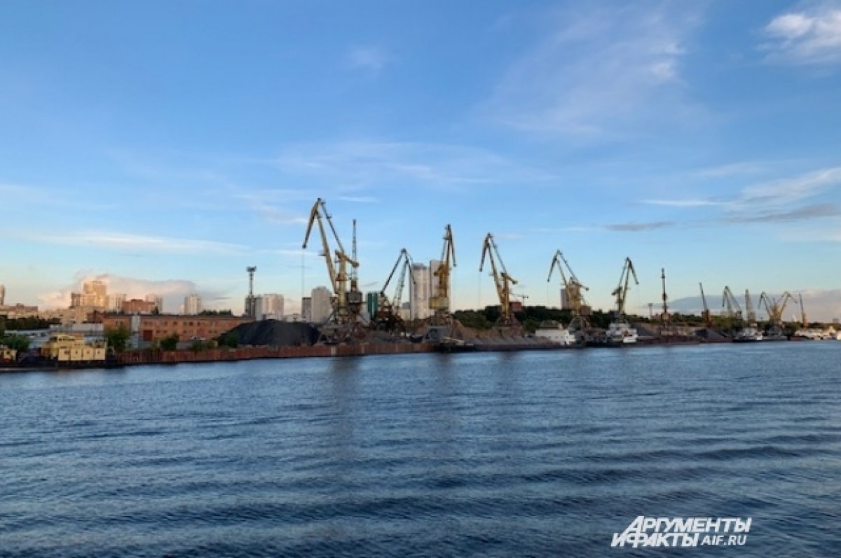 Ликвидировано открытое горение пришвартованного судна на Москве-реке