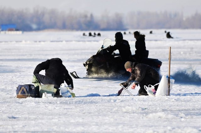В большинстве своём наши рыбаки — граждане сознательные и правилами не пренебрегают, ждут, пока лёд достигнет оптимальной толщины, чтобы было безопасно.