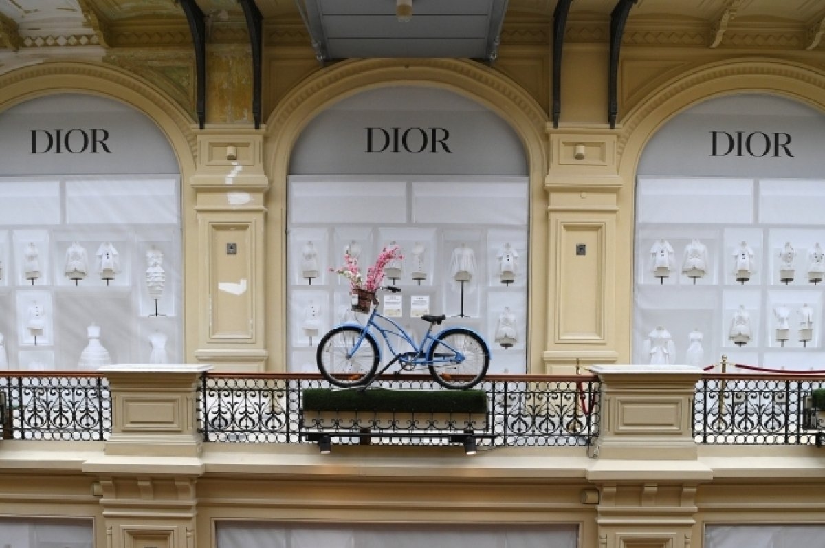 В Киеве вандалы изрисовали фасад бутика Dior
