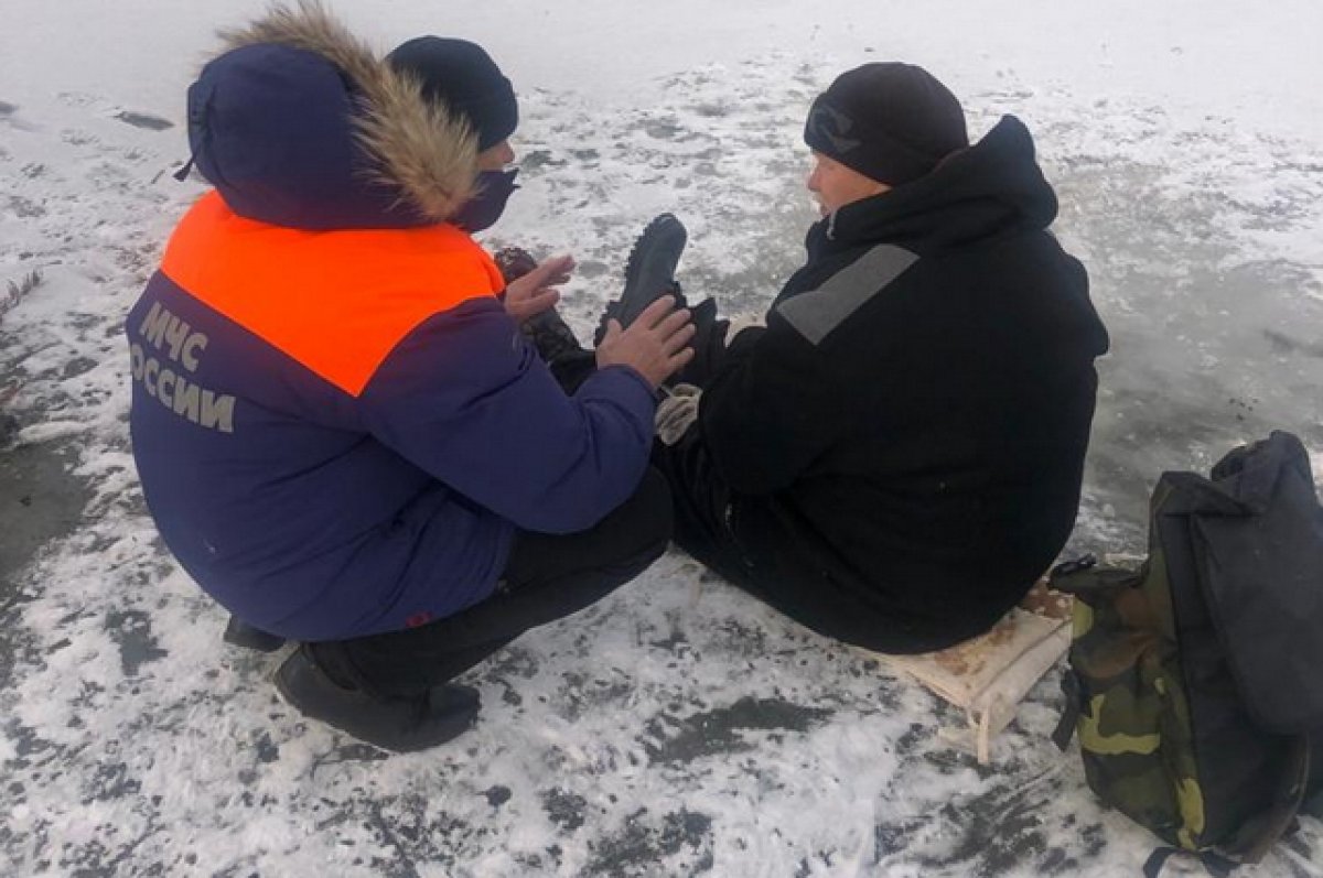В Красноярском крае эвакуировали 36 рыбаков со льдины на Енисее