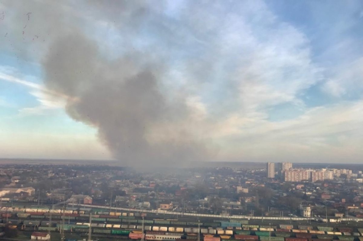 В Ростовской области потушили сильный пожар на площади 800 кв. м